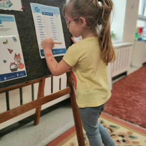 "Zdrowo jemy z Lisicą Karoliną" - zajęcia w ramach Ogólnopolskiego programu edukacji zdrowotnej Klub Mleczaka. 