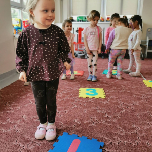 "Zdrowo jemy z Lisicą Karoliną" - zajęcia w ramach Ogólnopolskiego programu edukacji zdrowotnej Klub Mleczaka. 