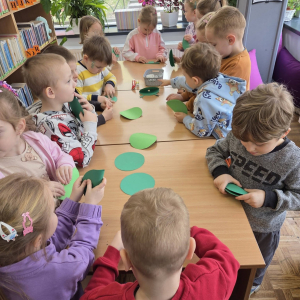 Dzieci uczestniczą w lekcji bibliotecznej.