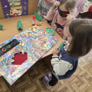 Dzieci uczestniczą w lekcji bibliotecznej.