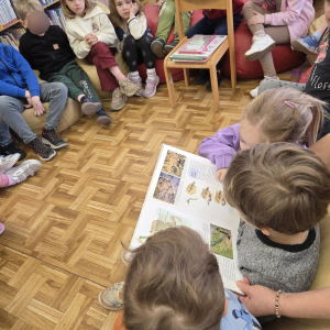 Dzieci uczestniczą w lekcji bibliotecznej.