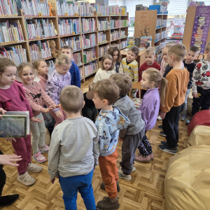 Dzieci uczestniczą w lekcji bibliotecznej.