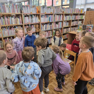 Dzieci uczestniczą w lekcji bibliotecznej.