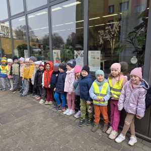 Dzieci uczestniczą w lekcji bibliotecznej.
