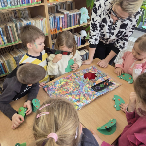 Dzieci uczestniczą w lekcji bibliotecznej.