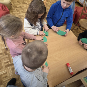 Dzieci uczestniczą w lekcji bibliotecznej.