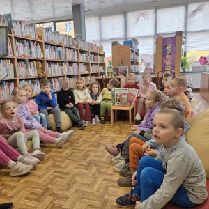 Dzieci uczestniczą w lekcji bibliotecznej.