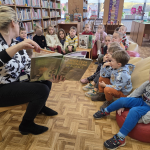 Dzieci uczestniczą w lekcji bibliotecznej.
