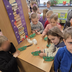 Dzieci uczestniczą w lekcji bibliotecznej.