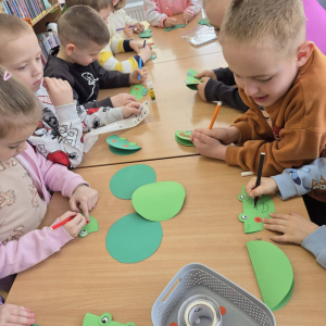 Dzieci uczestniczą w lekcji bibliotecznej.