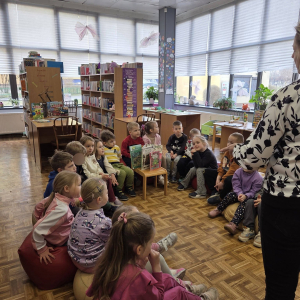 Dzieci uczestniczą w lekcji bibliotecznej.