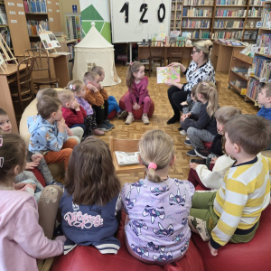 Dzieci uczestniczą w lekcji bibliotecznej.