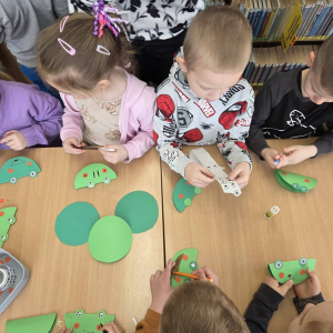 Dzieci uczestniczą w lekcji bibliotecznej.