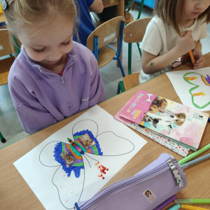 Dzieci z grupy Biedronki  wykonały zadanie projektowe nr 8 " Motyl przyjaźni".