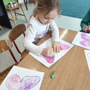 Dzieci z grupy Biedronki  wykonały zadanie projektowe nr 8 " Motyl przyjaźni".