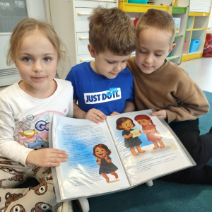 Dzieci z grupy Biedronki  wykonały zadanie projektowe nr 8 " Motyl przyjaźni".