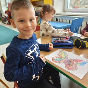 Dzieci z grupy Biedronki  wykonały zadanie projektowe nr 8 " Motyl przyjaźni".