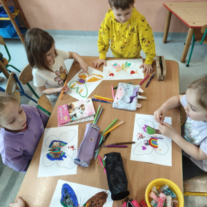 Dzieci z grupy Biedronki  wykonały zadanie projektowe nr 8 " Motyl przyjaźni".