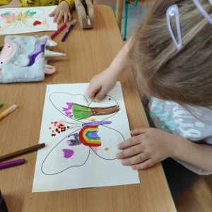 Dzieci z grupy Biedronki  wykonały zadanie projektowe nr 8 " Motyl przyjaźni".