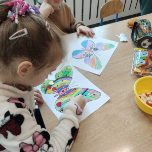 Dzieci z grupy Biedronki  wykonały zadanie projektowe nr 8 " Motyl przyjaźni".