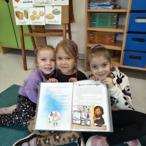 Dzieci z grupy Biedronki  wykonały zadanie projektowe nr 8 " Motyl przyjaźni".