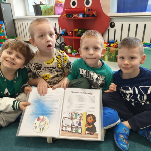 Dzieci z grupy Biedronki  wykonały zadanie projektowe nr 8 " Motyl przyjaźni".