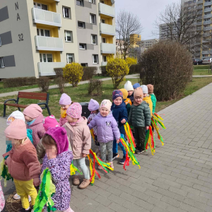 Przedszkolaki witają wiosnę.