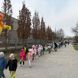 Przedszkolaki witają wiosnę.