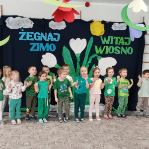 Przedszkolaki witają wiosnę.