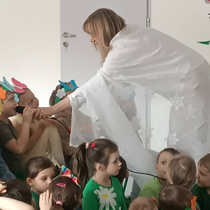 Przedszkolaki witają wiosnę.