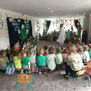 Przedszkolaki witają wiosnę.