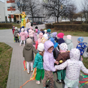 Przedszkolaki witają wiosnę.