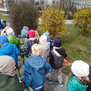 Przedszkolaki witają wiosnę.