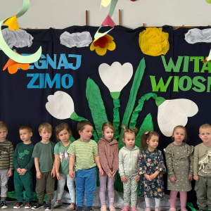 Przedszkolaki witają wiosnę.