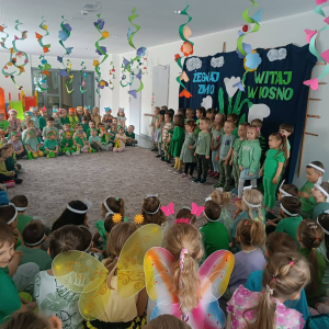 Przedszkolaki witają wiosnę.