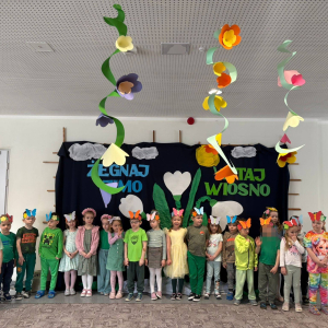 Przedszkolaki witają wiosnę.