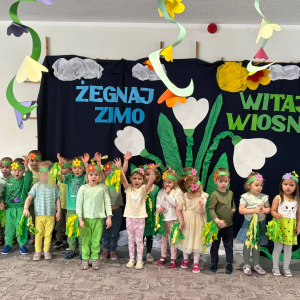 Przedszkolaki witają wiosnę.