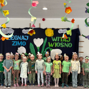 Przedszkolaki witają wiosnę.
