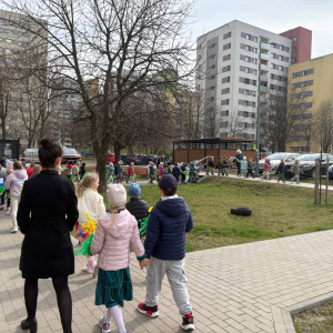 Przedszkolaki witają wiosnę.