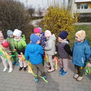 Przedszkolaki witają wiosnę.