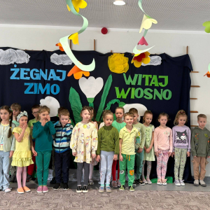 Przedszkolaki witają wiosnę.