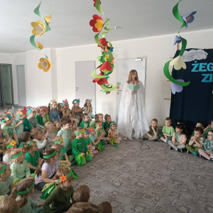Przedszkolaki witają wiosnę.
