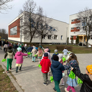 Przedszkolaki witają wiosnę.