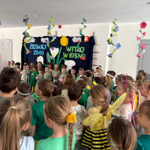 Przedszkolaki witają wiosnę.