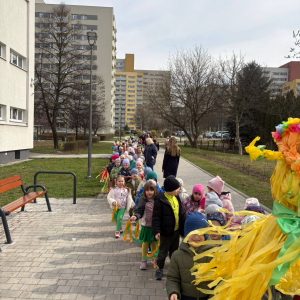 Przedszkolaki witają wiosnę.