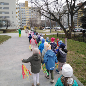 Przedszkolaki witają wiosnę.