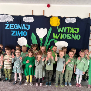 Przedszkolaki witają wiosnę.