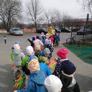 Przedszkolaki witają wiosnę.