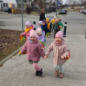 Przedszkolaki witają wiosnę.