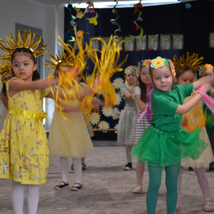 Uroczyste spotkanie wielkanocne w wykonaniu dzieci z grupy Biedronki oraz Jeżyki.